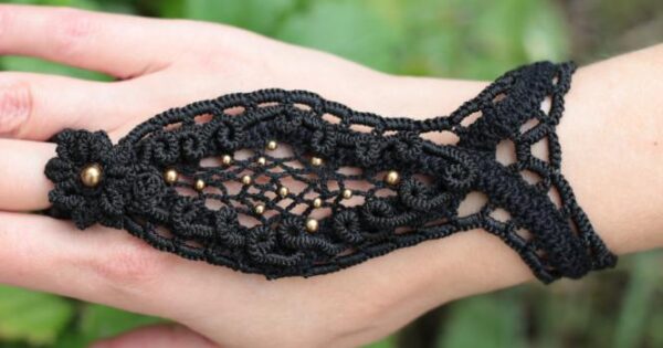 Handschmuck in schwarz mit messingfarbenen Perlen – Bild 2