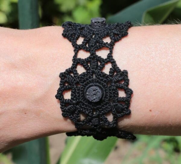 Armband mit Lavastein-Perlen