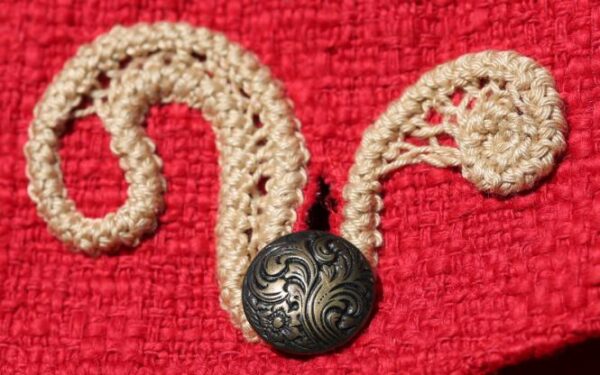 Rote Tasche mit beigem Ornament – Bild 2