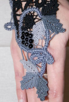 Handschmuck in Grautönen